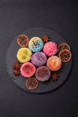 Çin ay çöreği, pirinç hamuru ve meyve dolgulu Asya tatlı tatlısıdır. Tasarımınız için arka plan olarak Asya ay pastası