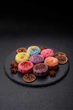 Çin ay çöreği, pirinç hamuru ve meyve dolgulu Asya tatlı tatlısıdır. Tasarımınız için arka plan olarak Asya ay pastası