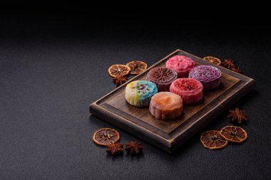 Çin ay çöreği, pirinç hamuru ve meyve dolgulu Asya tatlı tatlısıdır. Tasarımınız için arka plan olarak Asya ay pastası