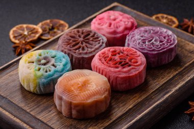 Çin ay çöreği, pirinç hamuru ve meyve dolgulu Asya tatlı tatlısıdır. Tasarımınız için arka plan olarak Asya ay pastası