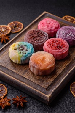 Çin ay çöreği, pirinç hamuru ve meyve dolgulu Asya tatlı tatlısıdır. Tasarımınız için arka plan olarak Asya ay pastası