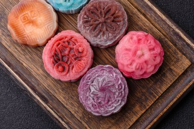 Çin ay çöreği, pirinç hamuru ve meyve dolgulu Asya tatlı tatlısıdır. Tasarımınız için arka plan olarak Asya ay pastası