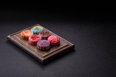 Çin ay çöreği, pirinç hamuru ve meyve dolgulu Asya tatlı tatlısıdır. Tasarımınız için arka plan olarak Asya ay pastası