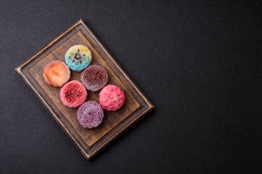 Çin ay çöreği, pirinç hamuru ve meyve dolgulu Asya tatlı tatlısıdır. Tasarımınız için arka plan olarak Asya ay pastası