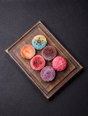 Çin ay çöreği, pirinç hamuru ve meyve dolgulu Asya tatlı tatlısıdır. Tasarımınız için arka plan olarak Asya ay pastası