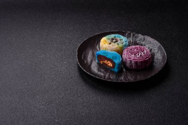 Çin ay çöreği, pirinç hamuru ve meyve dolgulu Asya tatlı tatlısıdır. Tasarımınız için arka plan olarak Asya ay pastası