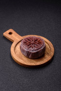 Çin ay çöreği, pirinç hamuru ve meyve dolgulu Asya tatlı tatlısıdır. Tasarımınız için arka plan olarak Asya ay pastası