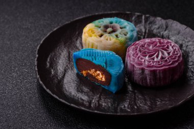 Çin ay çöreği, pirinç hamuru ve meyve dolgulu Asya tatlı tatlısıdır. Tasarımınız için arka plan olarak Asya ay pastası