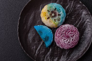 Çin ay çöreği, pirinç hamuru ve meyve dolgulu Asya tatlı tatlısıdır. Tasarımınız için arka plan olarak Asya ay pastası