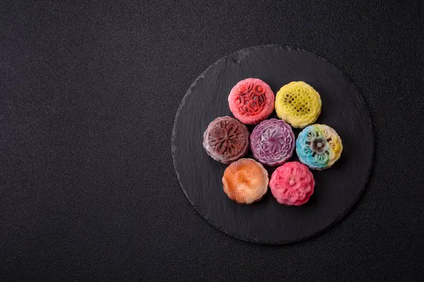 Çin ay çöreği, pirinç hamuru ve meyve dolgulu Asya tatlı tatlısıdır. Tasarımınız için arka plan olarak Asya ay pastası