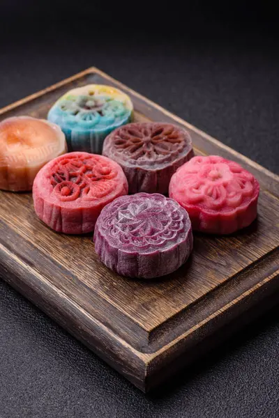 Çin ay çöreği, pirinç hamuru ve meyve dolgulu Asya tatlı tatlısıdır. Tasarımınız için arka plan olarak Asya ay pastası