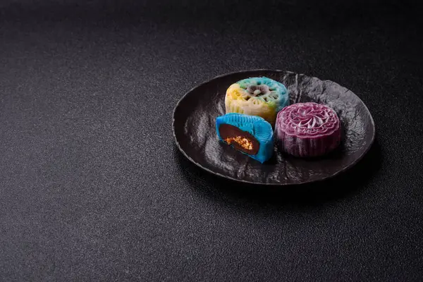 Çin ay çöreği, pirinç hamuru ve meyve dolgulu Asya tatlı tatlısıdır. Tasarımınız için arka plan olarak Asya ay pastası