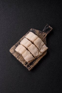 Beyaz balık filetosu, tuzlu ve baharatlı deniz ürünleri. Seramik tabakta balık fileto.