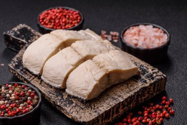 Beyaz balık filetosu, tuzlu ve baharatlı deniz ürünleri. Seramik tabakta balık fileto.