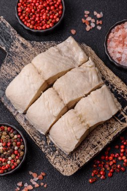 Beyaz balık filetosu, tuzlu ve baharatlı deniz ürünleri. Seramik tabakta balık fileto.