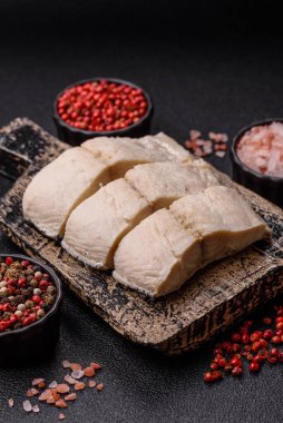 Beyaz balık filetosu, tuzlu ve baharatlı deniz ürünleri. Seramik tabakta balık fileto.