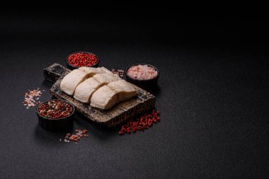 Beyaz balık filetosu, tuzlu ve baharatlı deniz ürünleri. Seramik tabakta balık fileto.