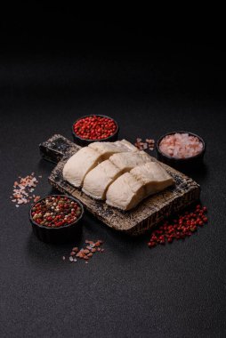 Beyaz balık filetosu, tuzlu ve baharatlı deniz ürünleri. Seramik tabakta balık fileto.