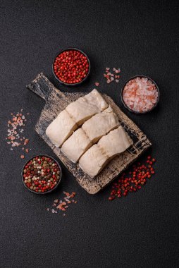 Beyaz balık filetosu, tuzlu ve baharatlı deniz ürünleri. Seramik tabakta balık fileto.