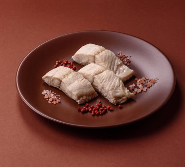 Beyaz balık filetosu, tuzlu ve baharatlı deniz ürünleri. Seramik tabakta balık fileto.