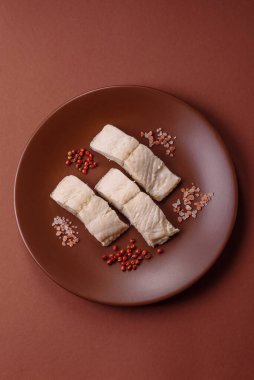 Beyaz balık filetosu, tuzlu ve baharatlı deniz ürünleri. Seramik tabakta balık fileto.