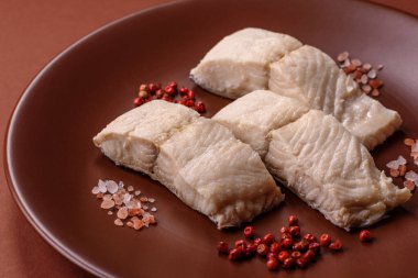 Beyaz balık filetosu, tuzlu ve baharatlı deniz ürünleri. Seramik tabakta balık fileto.