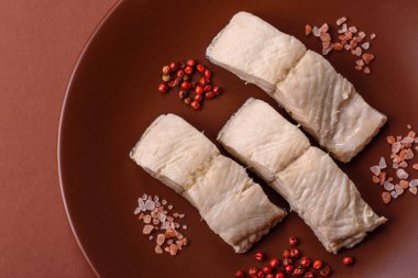 Beyaz balık filetosu, tuzlu ve baharatlı deniz ürünleri. Seramik tabakta balık fileto.