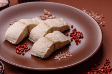 Beyaz balık filetosu, tuzlu ve baharatlı deniz ürünleri. Seramik tabakta balık fileto.