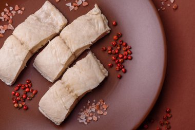 Beyaz balık filetosu, tuzlu ve baharatlı deniz ürünleri. Seramik tabakta balık fileto.