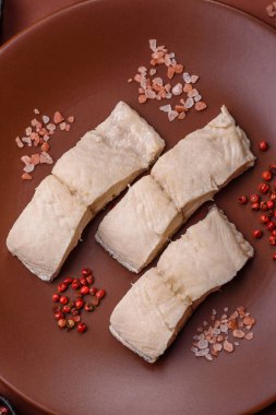 Beyaz balık filetosu, tuzlu ve baharatlı deniz ürünleri. Seramik tabakta balık fileto.