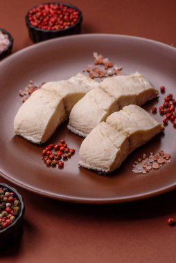 Beyaz balık filetosu, tuzlu ve baharatlı deniz ürünleri. Seramik tabakta balık fileto.