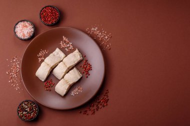 Beyaz balık filetosu, tuzlu ve baharatlı deniz ürünleri. Seramik tabakta balık fileto.