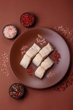 Beyaz balık filetosu, tuzlu ve baharatlı deniz ürünleri. Seramik tabakta balık fileto.