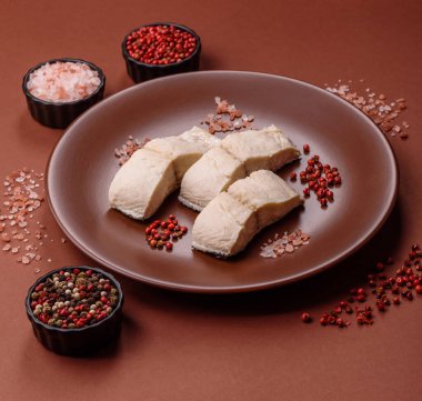 Beyaz balık filetosu, tuzlu ve baharatlı deniz ürünleri. Seramik tabakta balık fileto.