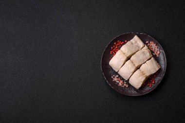 Beyaz balık filetosu, tuzlu ve baharatlı deniz ürünleri. Seramik tabakta balık fileto.