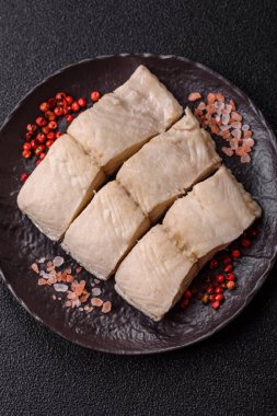 Beyaz balık filetosu, tuzlu ve baharatlı deniz ürünleri. Seramik tabakta balık fileto.