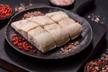 Beyaz balık filetosu, tuzlu ve baharatlı deniz ürünleri. Seramik tabakta balık fileto.