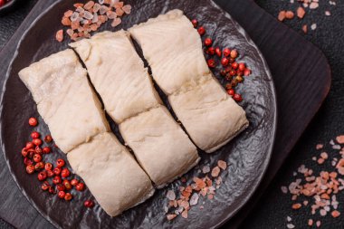 Beyaz balık filetosu, tuzlu ve baharatlı deniz ürünleri. Seramik tabakta balık fileto.