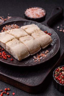 Beyaz balık filetosu, tuzlu ve baharatlı deniz ürünleri. Seramik tabakta balık fileto.