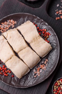Beyaz balık filetosu, tuzlu ve baharatlı deniz ürünleri. Seramik tabakta balık fileto.