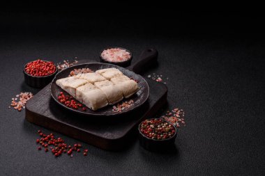 Beyaz balık filetosu, tuzlu ve baharatlı deniz ürünleri. Seramik tabakta balık fileto.