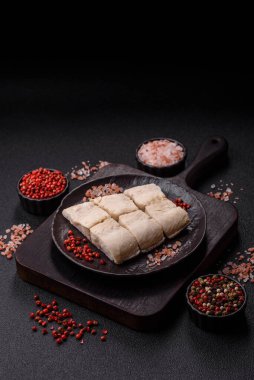 Beyaz balık filetosu, tuzlu ve baharatlı deniz ürünleri. Seramik tabakta balık fileto.