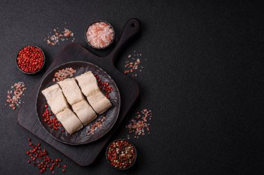 Beyaz balık filetosu, tuzlu ve baharatlı deniz ürünleri. Seramik tabakta balık fileto.