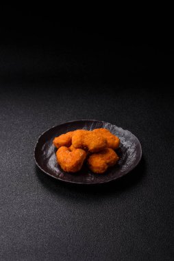 Ekmekte tavuk nugget, hazır yemek, abur cubur. Öğle yemeği külçeleri.