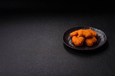 Ekmekte tavuk nugget, hazır yemek, abur cubur. Öğle yemeği külçeleri.