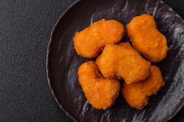 Ekmekte tavuk nugget, hazır yemek, abur cubur. Öğle yemeği külçeleri.