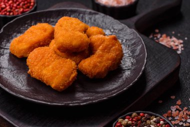 Ekmekte tavuk nugget, hazır yemek, abur cubur. Öğle yemeği külçeleri.