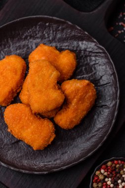 Ekmekte tavuk nugget, hazır yemek, abur cubur. Öğle yemeği külçeleri.