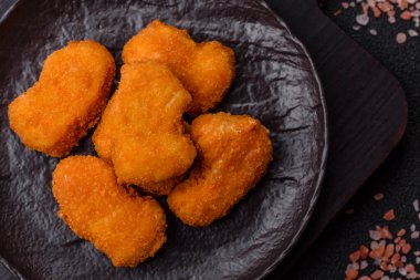 Ekmekte tavuk nugget, hazır yemek, abur cubur. Öğle yemeği külçeleri.