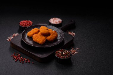 Ekmekte tavuk nugget, hazır yemek, abur cubur. Öğle yemeği külçeleri.